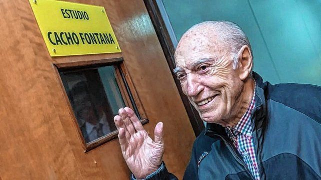 El mítico conductor radial Cacho Fontana debió ser hospitalizado por una neumonía, según confirmó su hija Antonella