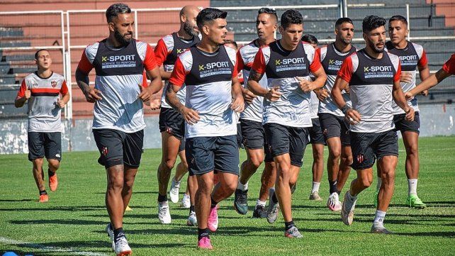 El delantero Alexis Rodríguez se movió a la par de sus nuevos compañeros.
