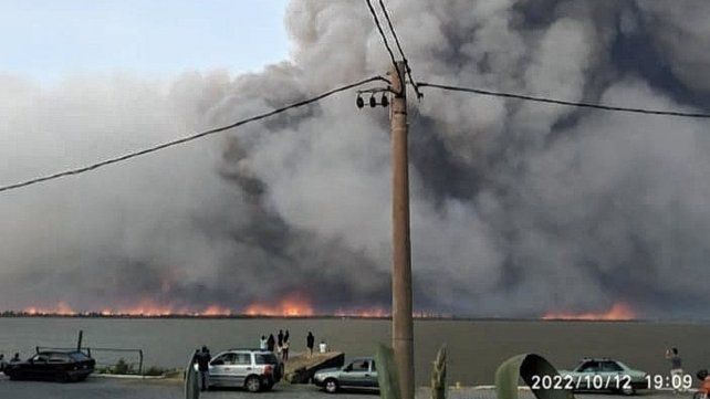 Incendios. Desde Ramallo se apreció el fuego y el humo en el Delta entrerriano.