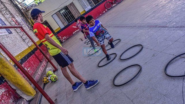 Gabino Eseyza es el profesor que lleva adelante la escuelita que funciona en el Club Avenida Ejercito