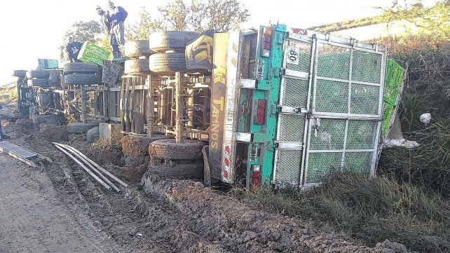 Con buena onda, los muchachos saludan trepados al camión.