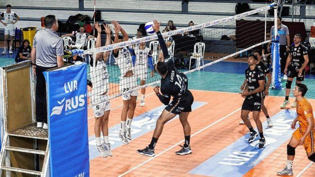 Gonzalo Lapera rematando en un encuentro de la LVA. Gonzalo Lapera rematando en un encuentro de la LVA.