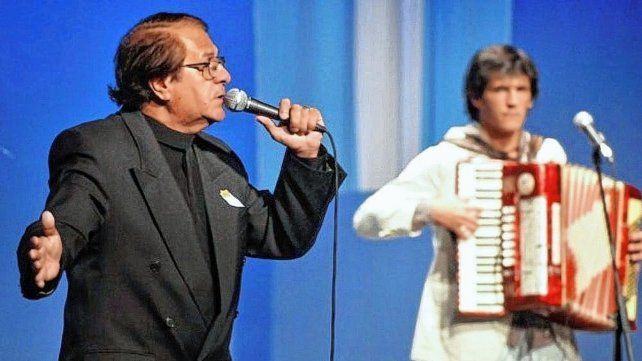 Francisco Cuestas acompañando a su padre, Néstor Cuestas, uno de los referentes del folclore entrerriano.