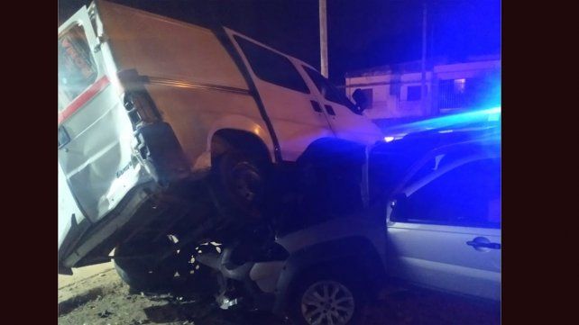 Paraná: automóvil se incrustó debajo de camioneta estacionada