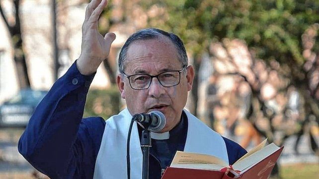 Padre José Falcón. “Muchos saben y conocen de mis limitaciones físicas en estos últimos meses a causa de una afección de salud… habiendo comenzado en algo pequeño, culminando en algo mayor. En conciencia y en honor a la verdad, y en retribución a sus oraciones y sacrificios realizados para acompañarme y sostenerme en este tiempo, he sido elegido, no por bueno sino por frágil, a cargar y abrazar un cáncer de pulmón”, escribió.
