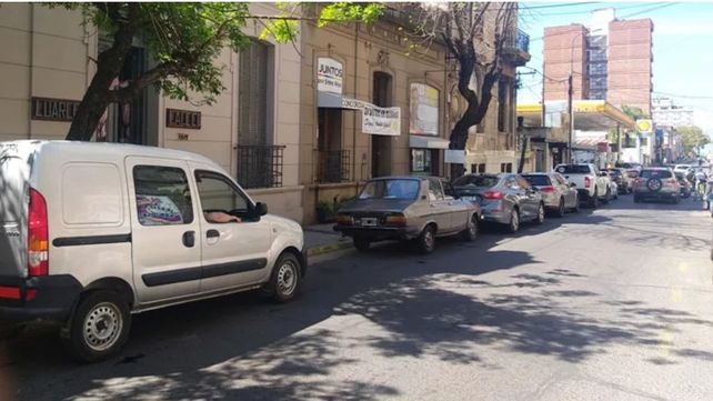 Cola para cargar combustible en Concordia. Cola para cargar combustible en Concordia. 