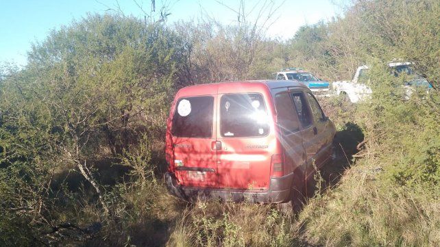 Robaron un auto y lo abandonaron en un camino rural de Gualeguaychú. Robaron un auto y lo abandonaron en un camino rural de Gualeguaychú.
