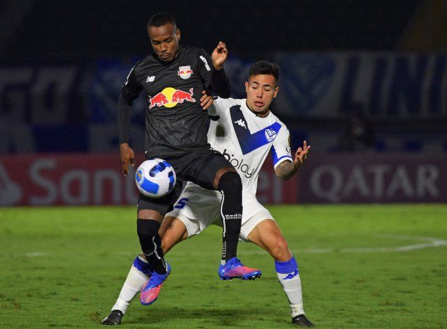 Vélez igualó en Brasil.