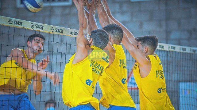 Algunos jugadores de Paracao en el entrenamiento. La bomba se prepara para la Liga de Vóleibol Argentina