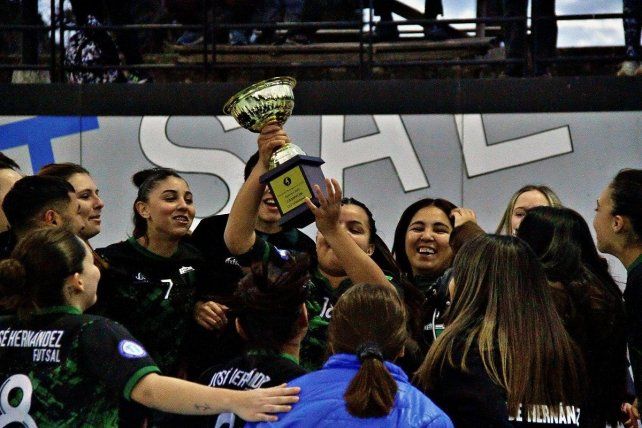 El equipo femenino de José Hernández levanta la copa del Torneo Apertura C23 tras una campaña inolvidable. El equipo femenino de José Hernández levanta la copa del Torneo Apertura C23 tras una campaña inolvidable.