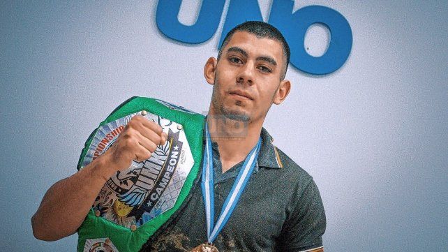 Leonardo Rodríguez, con el cinturón, en la redacción de UNO.