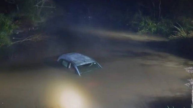 Un auto cayó a un arroyo y un familiar rescató a sus dos ocupantes Un auto cayó a un arroyo y un familiar rescató a sus dos ocupantes
