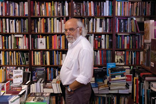 Actualmente, Juan Sasturain conduce los ciclos televisivos “Continuará...” y “Disparos en la Biblioteca”. Juan Sasturain será parte de la Paraná Lee.