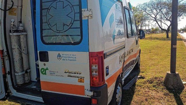 La ambulancia sufrió daños en su lateral derecho.
