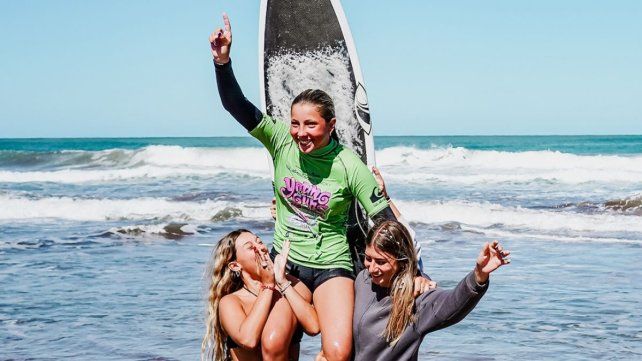 El festejo de Maia Radziunas tras ganar en M16. Otra surfista con tradición familiar. El festejo de Maia Radziunas tras ganar en M16. Otra surfista con tradición familiar.