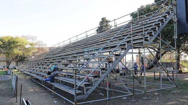 Una de las tribunas que se instaló en la sede de Estudiantes.