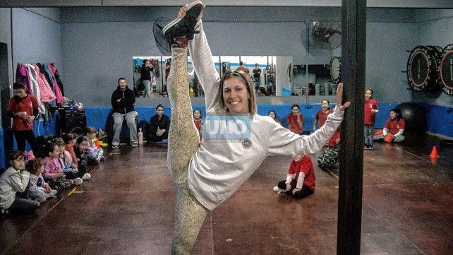 La gimnasta Dafne Romero práctica el deporte desde los 3 años. Compitió hasta los 18 al máximo nivel. Fue 10 años campeona Nacional La gimnasta Dafne Romero práctica el deporte desde los 3 años. Compitió hasta los 18 al máximo nivel. Fue 10 años campeona Nacional