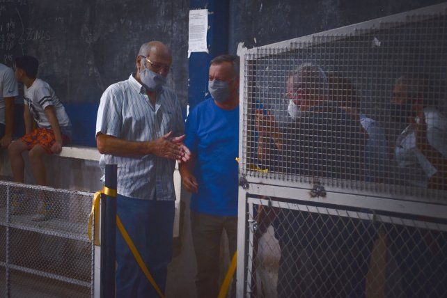 El corte de cinta de los dirigentes .