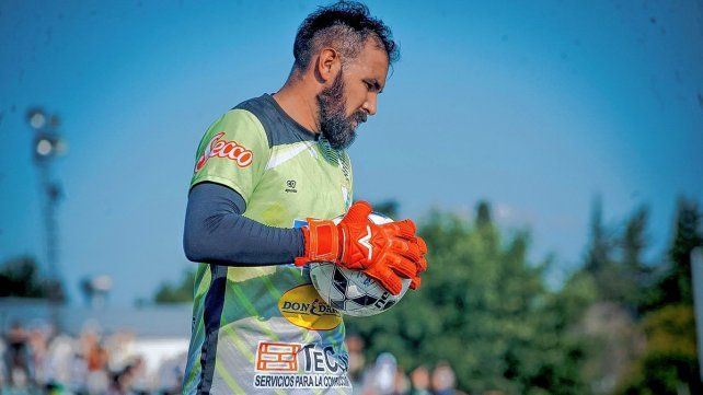 Héctor Acebedo, en acción en la final de la Liga de Paraná Campaña