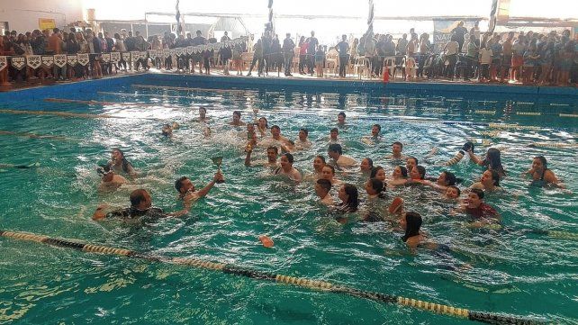 El festejo por el campeonato obtenido también se extendió en la pileta de Estudiantes. El festejo por el campeonato obtenido también se extendió en la pileta de Estudiantes.