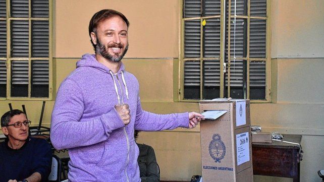 Francisco Azcué sufragó en la escuela Vélez Sarsfield. Francisco Azcué sufragó en la escuela Vélez Sarsfield.