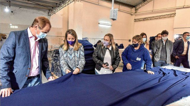 Familias vulnerables recibirán 30.000 frazadas confeccionadas por cooperativas textiles entrerrianas. 