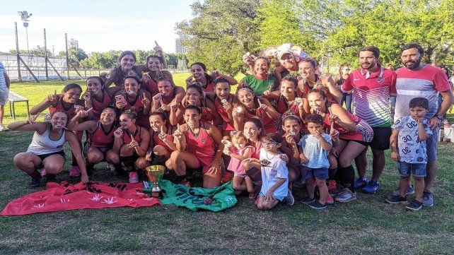 Campeons. "Parecía que este año Paraná HC no iba a estar más. Lo hicimos resurgir de nuevo y acá estamos", explicó Belén Baldi, referente del equipo.