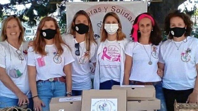 Unidas. Para mostrar el trabajo que confeccionan cada una en sus casas, en el momento que tienen libre.