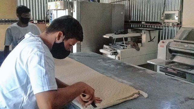 Los pan dulces que hacen en Casa Lázaro sirven para solventar su obra.