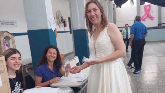 En Mendoza una mujer fue a votar después de su fiesta de casamiento. Viviana Rosa Olivari llegó temprano a la escuela San Vicente de Paul para votar En Mendoza una mujer fue a votar después de su fiesta de casamiento. Viviana Rosa Olivari llegó temprano a la escuela San Vicente de Paul para votar