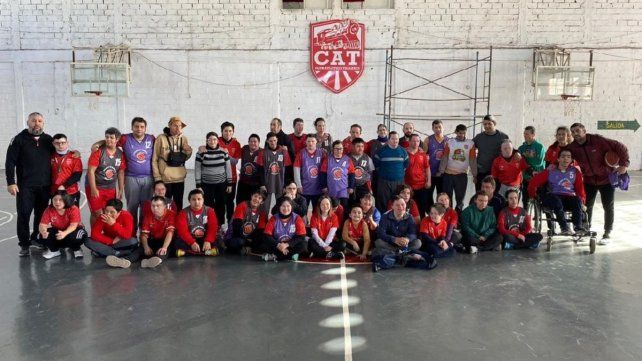 Los gurises de la Escuela de Amigos del club Talleres. Los gurises de la Escuela de Amigos del club Talleres.