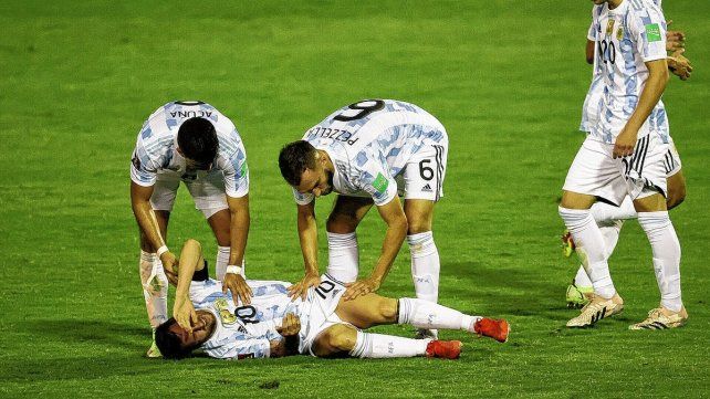 Lionel Messi en el suelo luego de la patada recibida en el partido de Argentina - Venezuela.