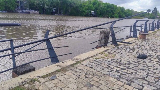 Gualeguaychú: dos jóvenes corrían una picada en el puerto y uno chocó contra una baranda Gualeguaychú: dos jóvenes corrían una picada en el puerto y uno chocó contra una baranda