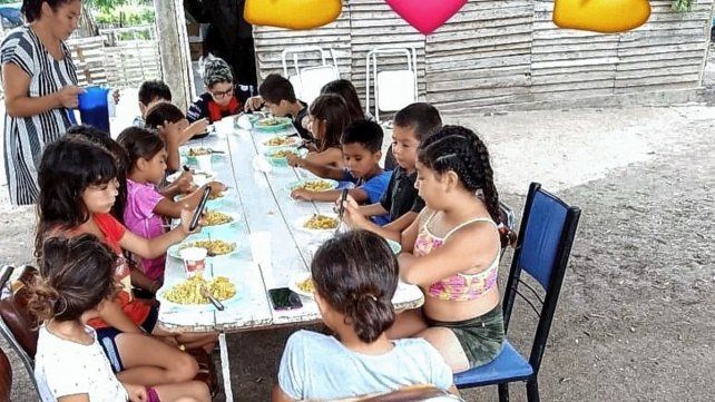 En el merendero Multicolor, de barrio Los Berros, redoblan sus esferzos para que todos puedan comer. En el merendero Multicolor, de barrio Los Berros, redoblan sus esferzos para que todos puedan comer.