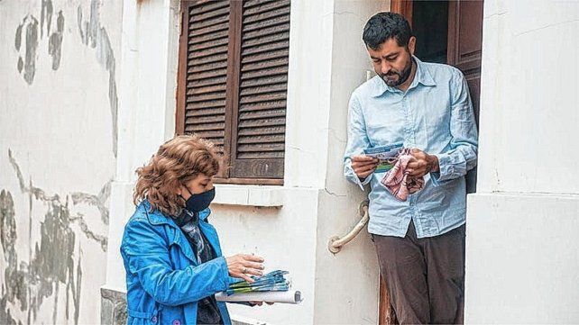 Los bloqueos sanitarios incluyen el reparto de volantes para prevenir el mosquito del dengue.