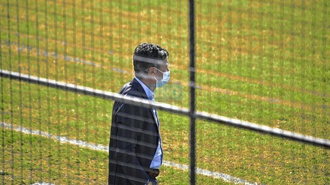 El exentrenador de Patronato Mario Sciacqua dirige técnicamente a Sarmiento de Junín.