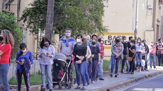 Las elecciones tendrá como novedad que las filas de personas se podrán hacer dentro de las escuelas.