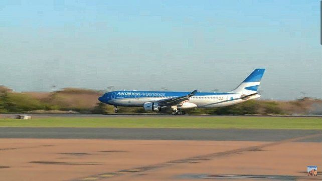 El momento en que toca pista el avión cargado con vacunas Sputnik V.