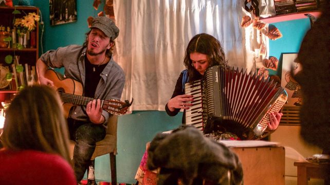 Sonidos. En su repertorio, Vitas se permite tangos, guajiras, valses peruanos, sambas, y más. Sonidos. En su repertorio, Vitas se permite tangos, guajiras, valses peruanos, sambas, y más.