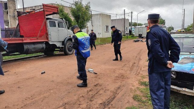 La mujer perdió el control de la moto y cayó al suelo, en una calle de ripio. Producto de las lesiones, la mujer murió en el lugar del accidente. Ocurrió en Ubajay