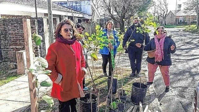VECINDAD. Las agrupaciones renuevan vínculos con las personas y el entorno plantando árboles o encarando problemas comunes.