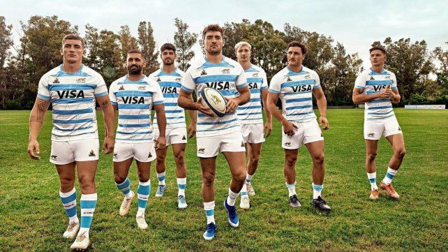 Los jugadores de Los Pumas 7 lucen la nueva camiseta que mostró la UAR. Los jugadores de Los Pumas 7 lucen la nueva camiseta que mostró la UAR.