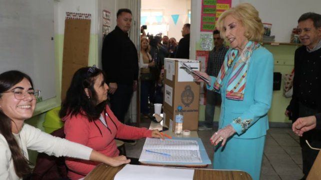 Mirtha Legrand ejerciendo su derecho cívico. Mirtha Legrand ejerciendo su derecho cívico.