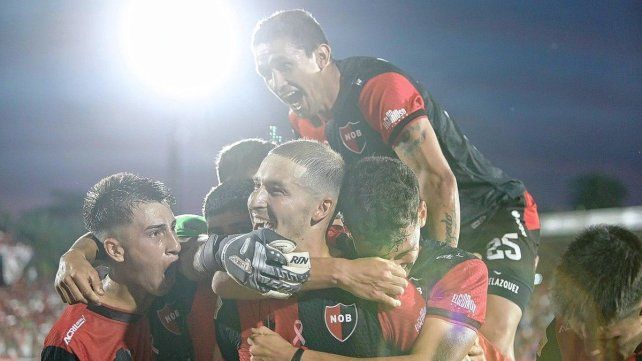 Newell's festejó en Rosario ante su gente. Newell's festejó en Rosario ante su gente.