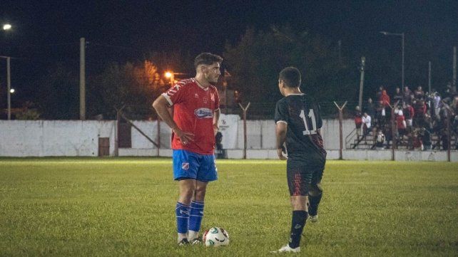 Leandro Figueroa, con pelota dominada. Leandro Figueroa, con pelota dominada.