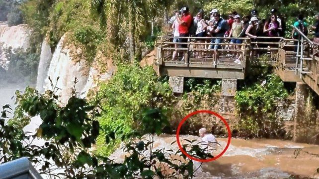 Un hombre que participaba de una excursión en las Cataratas del Iguazú, cayó al agua el lunes y permanece desaparecido. Según fuentes del Parque Nacional Iguazú, el sujeto habría intentado sacarse una selfie y cayó al agua.