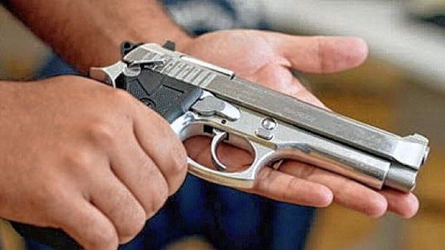 La Agencia Nacional de Materiales Controlados (ANMaC) establece una serie de exigencias para ser legítimo usuario de armas. La Agencia Nacional de Materiales Controlados (ANMaC) establece una serie de exigencias para ser legítimo usuario de armas.