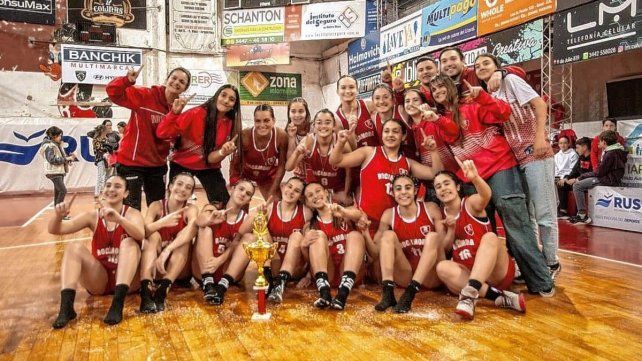 Las chicas de Rocamora celebran la conquista en la categoría. Las chicas de Rocamora celebran la conquista en la categoría.