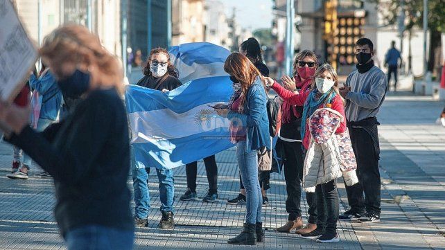 Comerciantes y autoconvocados se manifestaron contra las restricciones en Paraná.