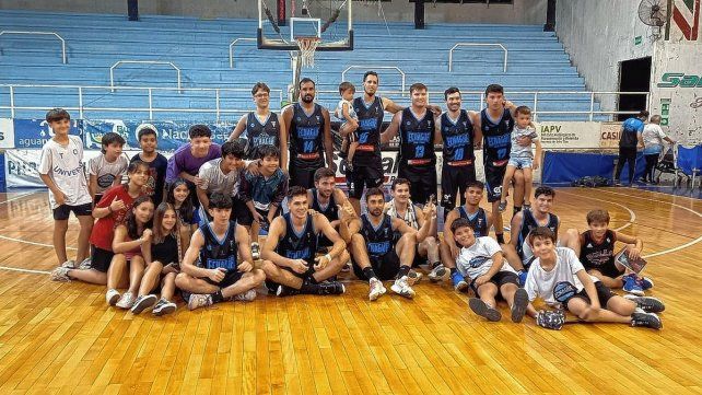 Los jugadores de Echagüe festejan el triunfo ante Jáchal. Los jugadores de Echagüe festejan el triunfo ante Jáchal.